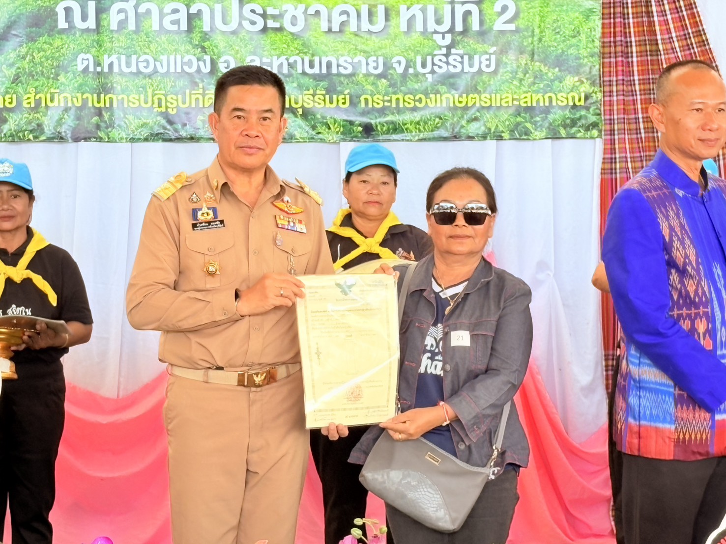 title - วันที่ 23 กุมภาพันธ์ 2569 นายประเสริฐ กาญจนเกียรติกุล ปฏิรูปที่ดินจังหวัดบุรีรัมย์ พร้อมเจ้าหน้าที่ ส.ป.ก.บุรีรัมย์ จัดโครงการอบรมก่อนมอบหนังสืออนุญาตให้เข้าทำประโยชน์ในเขตปฏิรูปที่ดิน (ส.ป.ก. 4-01) โดยมีนายคำเคลื่อน พณะชัย รองผู้ว่าราชการจังหวัดบุรีรัมย์ เป็นประธานในการมอบ ส.ป.ก. 4-01, โฉนดเพื่อการเกษตร แก่เกษตรกรที่เข้าร่วมโครงการ และร่วมรณรงค์ลดการเผาในเขตปฏิรูปที่ดิน